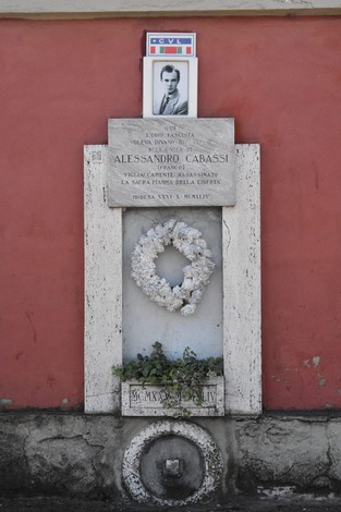 Lapide commemorativa dedicata a Alessandro Cabassi, simbolo di resistenza e libertà.