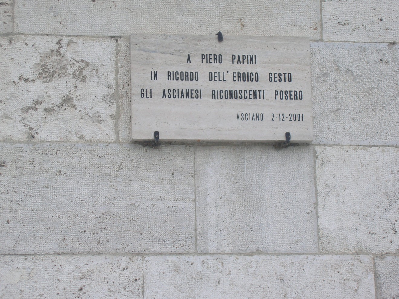 Lapide commemorativa a Piero Papini, in memoria del gesto eroico degli ascianesi. Asciando, 2-12-2001.