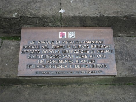 Lapide commemorativa sulla riconquista di Palazzo Vecchio, Firenze, dedicata alla resistenza e alla libertà.