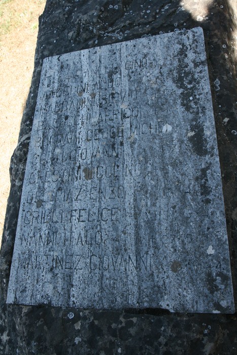 Monumento commemorativo dedicato ai caduti, testimonianza di memoria e rispetto per coloro che hanno sacrificato la vita.