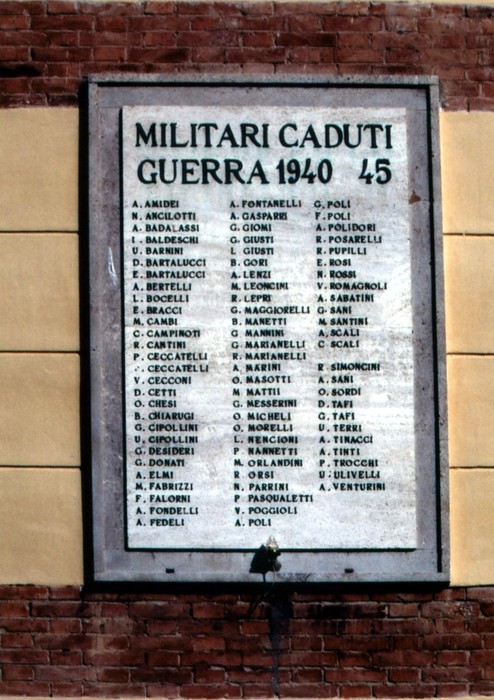 Lapide commemorativa dei militari caduti nella guerra 1940-1945, con nomi dei caduti in memoria.