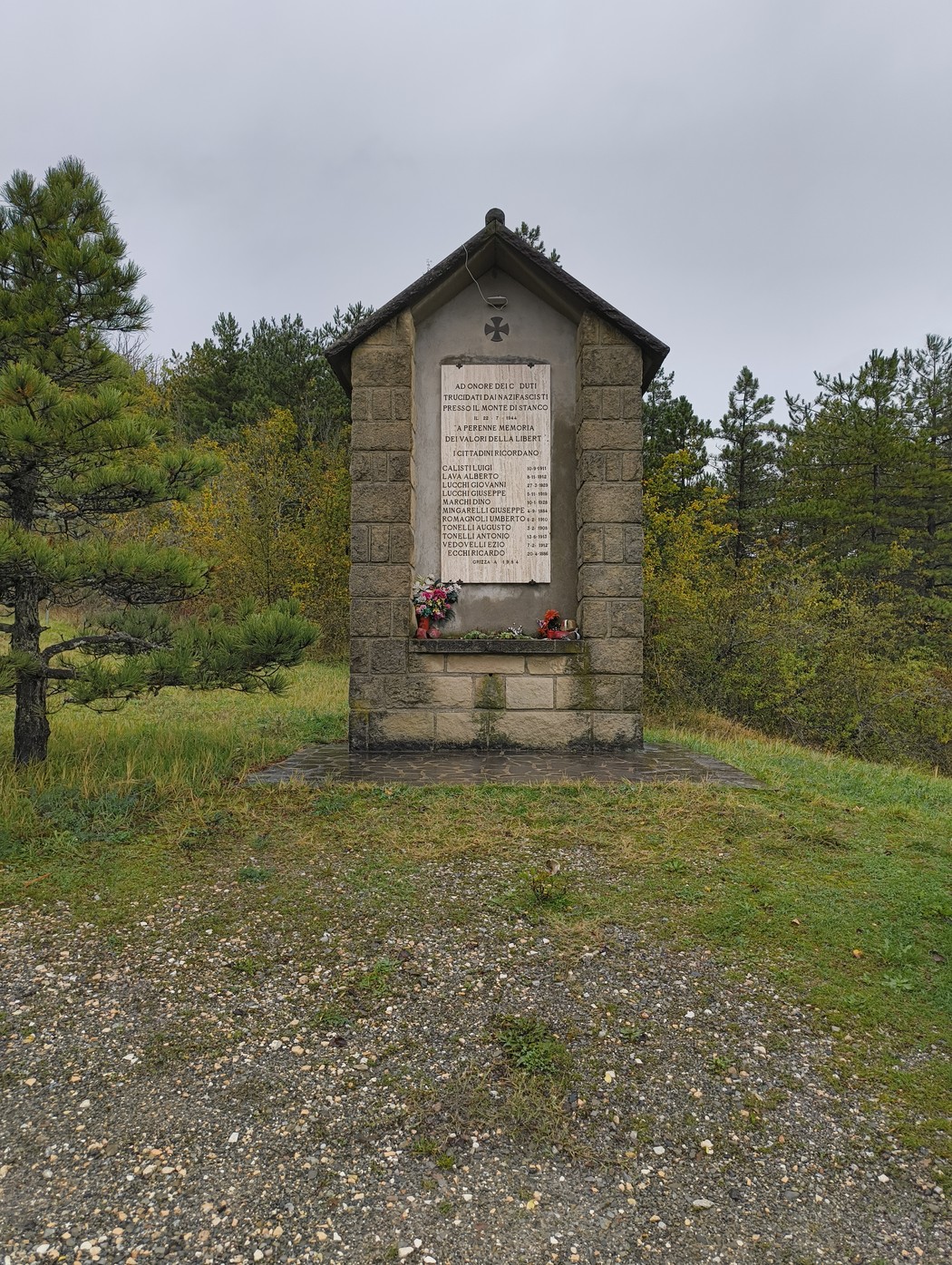 Monumento ai martiri di Monte di Stanco, dedicato ai caduti, immerso nella natura circostante.