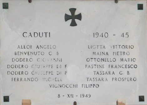 Lapide commemorativa dedicata ai caduti di Boccadasse, con nomi e date del 1940-45. Situata in un ambiente storico.