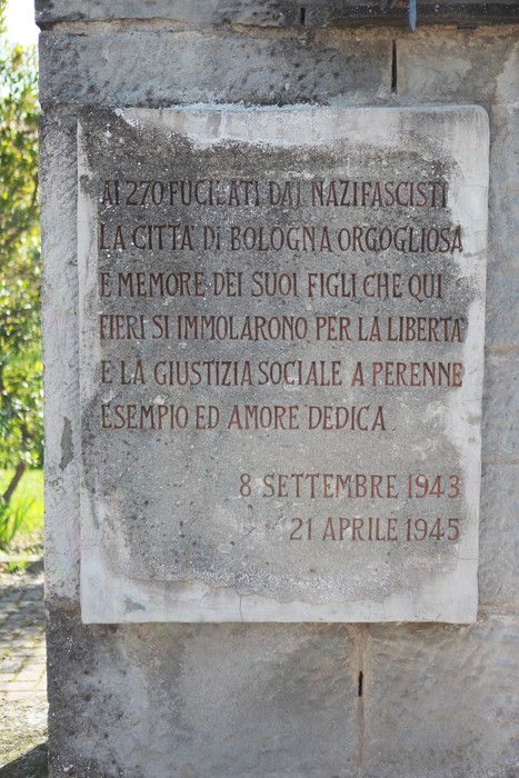 Monumento ai caduti del Tiro a segno nazionale, tributo alla memoria e alla lotta per la libertà.