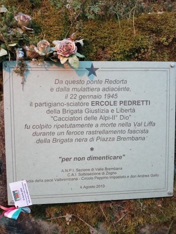 Targa commemorativa dedicata a Ercole Pedretti, partigiano caduto il 22 gennaio 1945 nella lotta per la libertà.