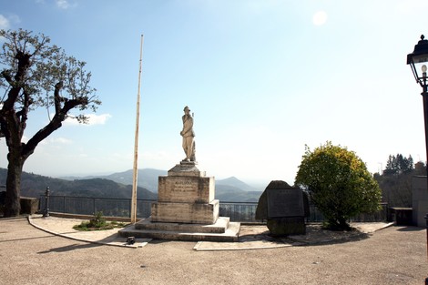 Monumento ai caduti, commemorazione in un suggestivo paesaggio montano.