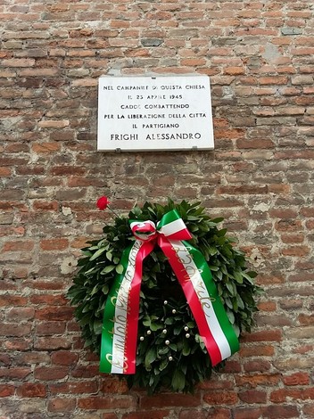 Lapide commemorativa a Frighi, partigiano caduto per la liberazione della città. Omaggio con corona di alloro.
