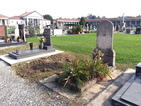 Tomba di Abdalla in un cimitero circondato da prati ben curati e monumenti funebri.