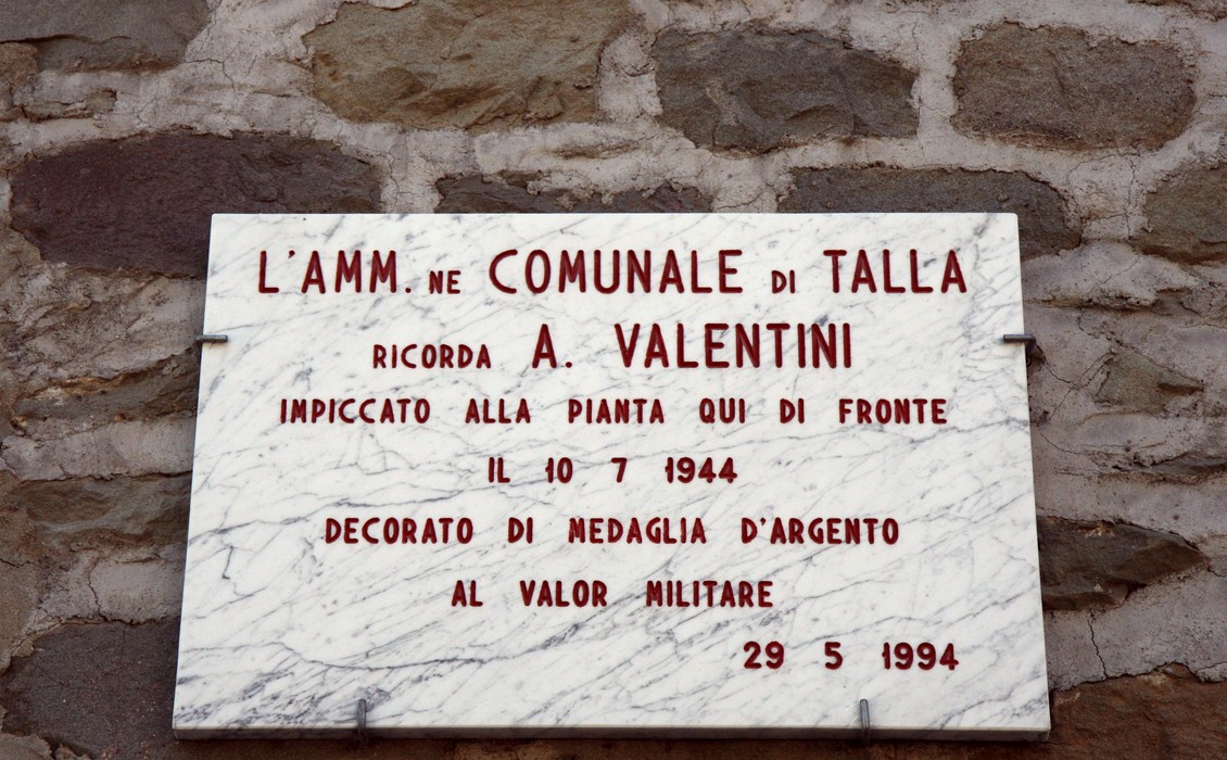 Lapide commemorativa ad A. Valentini, riconoscimento al valor militare e al sacrificio durante la Seconda Guerra Mondiale.