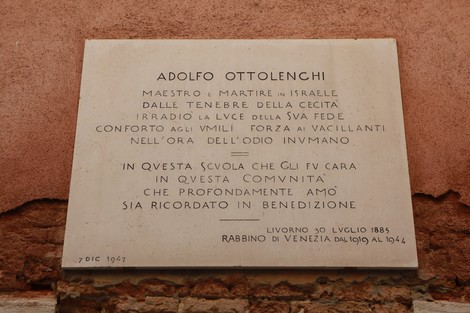 Lapide commemorativa dedicata ad Adolfo Ottolenghi, in ricordo del suo operato nella comunità ebraica.