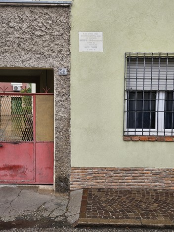Lapide commemorativa alle vittime del bombardamento del 22 aprile 1945, su un muro di un edificio.