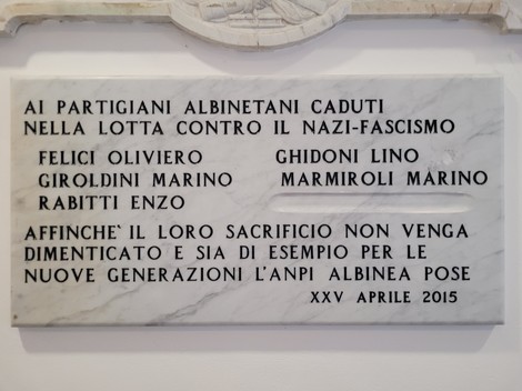Lapide commemorativa dedicata ai Partigiani Albinetani caduti nella lotta contro il nazifascismo.