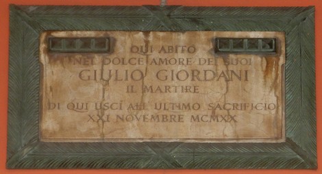 Lapide commemorativa dedicata a Giulio Giordani, martire, con iscrizioni in evidenza.