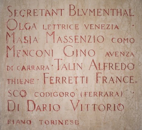 Sacrario dedicato agli studenti universitari caduti, con nomi incisi in una pietra. Atmosfera di commemorazione e rispetto.