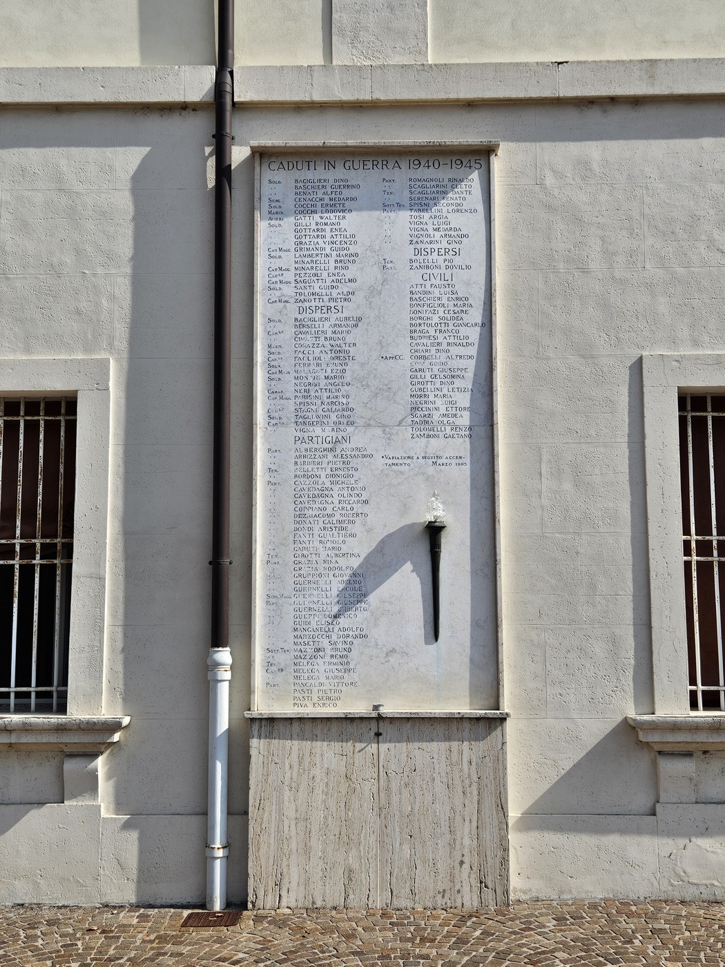 Lapide commemorativa che ricorda i caduti in guerra dal 1940 al 1945, con nomi incisi sulla superficie.