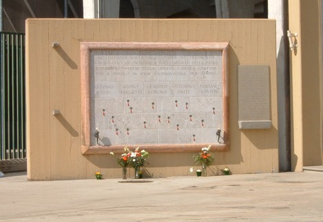 Sacrario di Campo di Marte: monumento commemorativo con fiori e nomi incisi in memoria dei caduti.