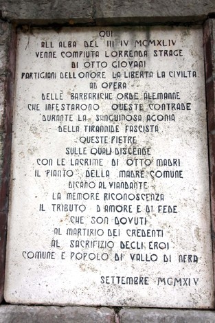 Monumento commemorativo dedicato alla strage di Piedipaterno, con iscrizioni su pietra in onore delle vittime.