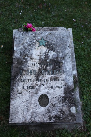 Tomba commemorativa dei partigiani pratesi, simbolo della resistenza e della lotta per la libertà.