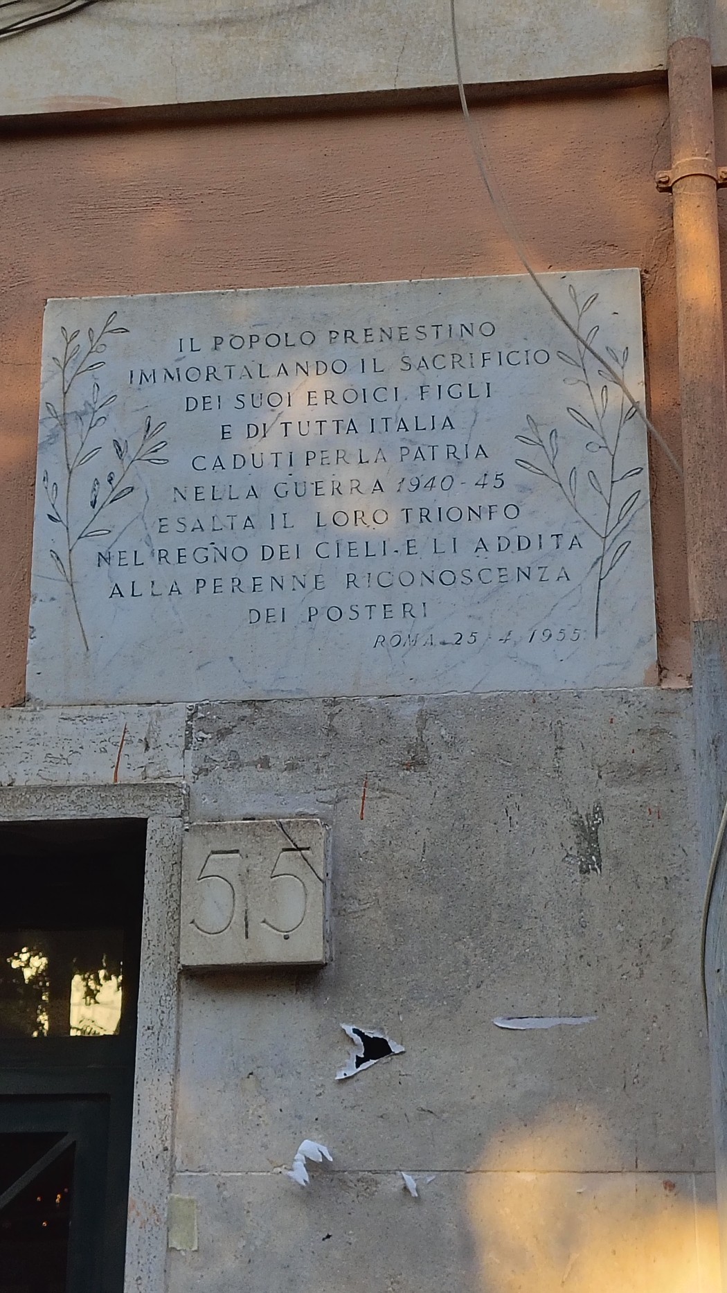 Lapide commemorativa in onore dei caduti del popolo prenestino durante la guerra. Riconoscimenti per il sacrificio dei figli.
