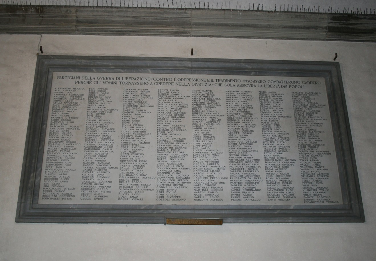 Lapide commemorativa per i partigiani caduti nella lotta per la libertà a Firenze.