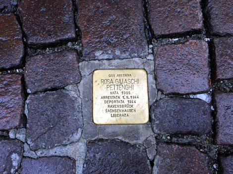 Pietra d'inciampo dedicata a Gaiaschi Pettenghi, simbolo della memoria storica e delle vittime della persecuzione.