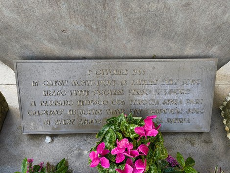 Monumento commemorativo dedicato agli uccisi della Botte di Pioppe, in memoria dei caduti.