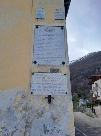 Lapidi commemorative ai caduti di Ramats, onore ai martiri della libertà e della resistenza.