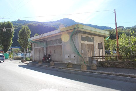 Lapide commemorativa dedicata alle vittime del bombardamento, situata in un contesto urbano.