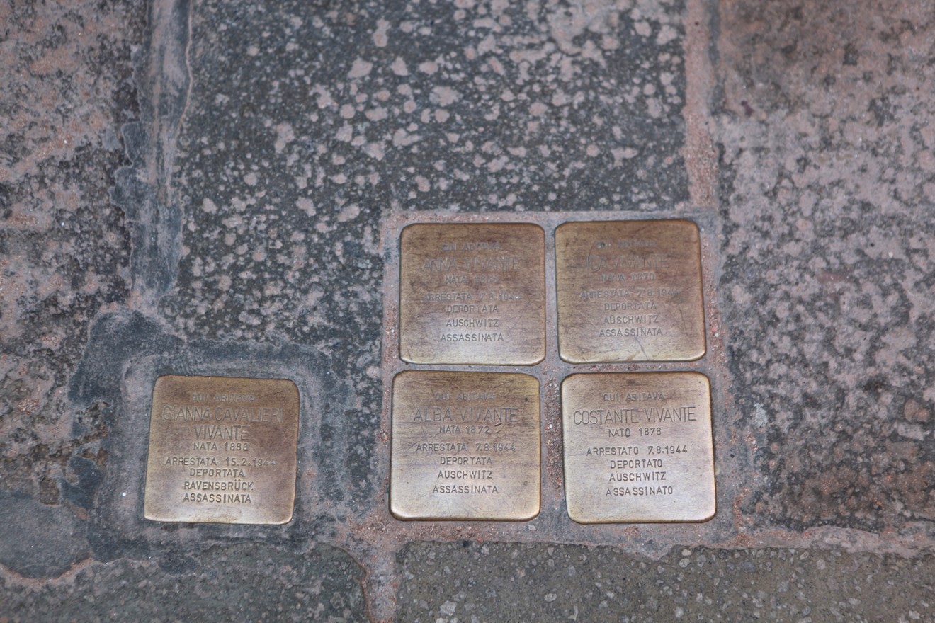 Pietre d'inciampo dedicate a Cavalieri e alla famiglia Vivante, in memoria delle vittime della Shoah.