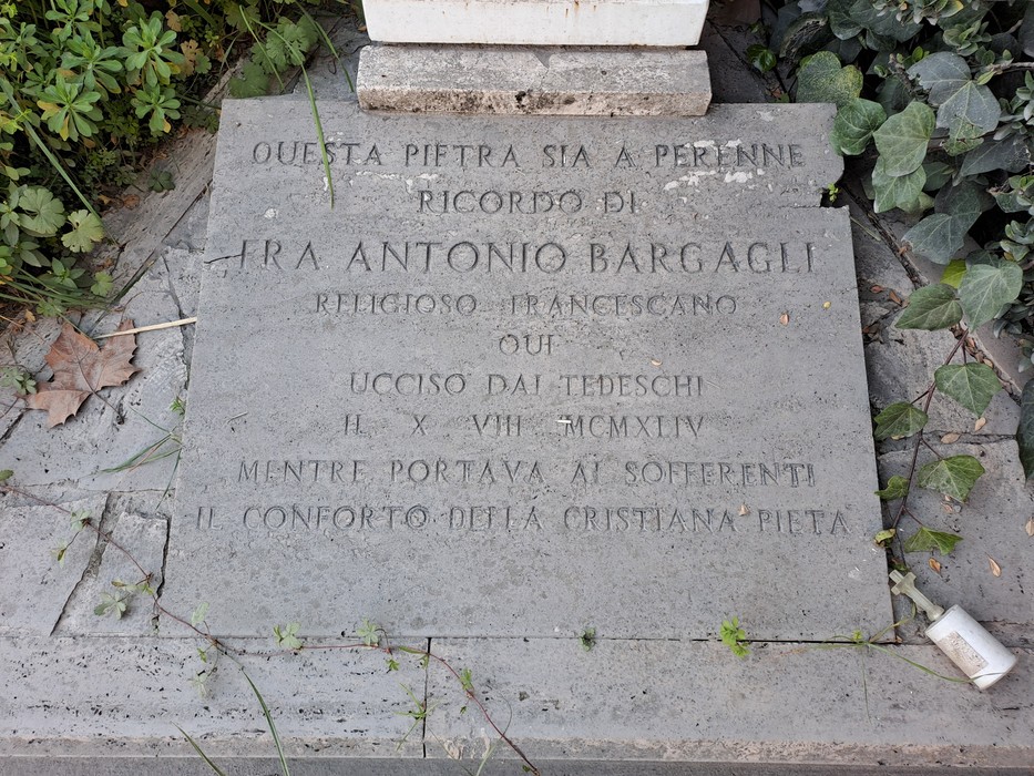 Pietra commemorativa dedicata a fra Antonio Bargagli, religioso francescano, ucciso dai tedeschi nel 1944.