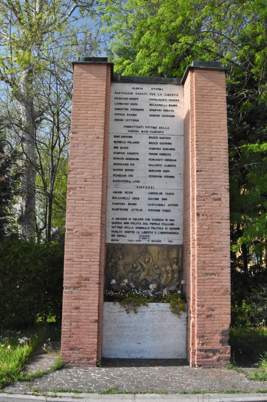 Monumento ai Caduti di Freto e Ponte Alto, commemorazione dei soldati per la libertà e la patria.