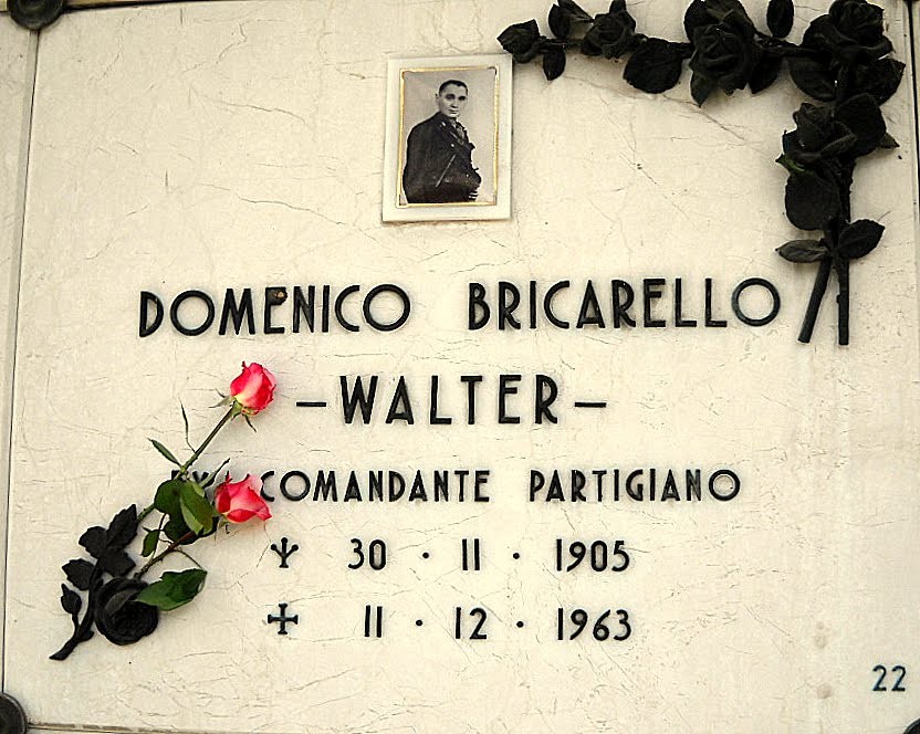 Sepolcro di Domenico Bricarello, partigiano, decorato con rose e un ritratto in memoria della sua vita.