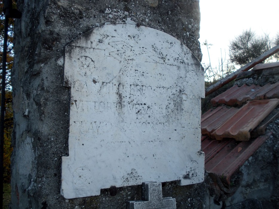 Lapide commemorativa dedicata a Esposito, Venagli e Zanonato, su un supporto di pietra.