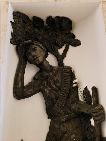 Scultura commemorativa al Sacrario dei Martiri di Marzabotto, simbolo di memoria e resistenza.