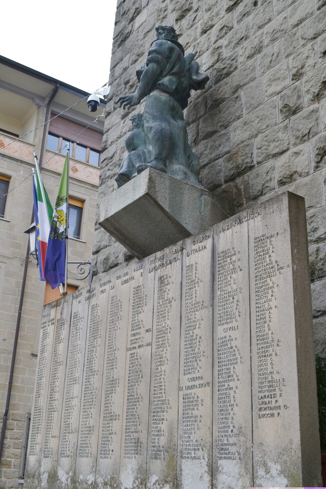 Monumento ai caduti di Pavullo, commemorazione con scultura e lista dei nomi dei caduti in guerra.