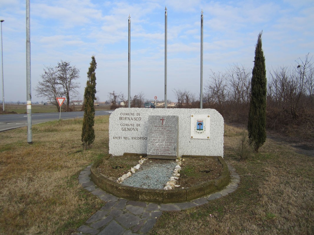 Monumento commemorativo dedicato alle vittime dell'eccidio sulla Vigentina, circondato da un'area verde.