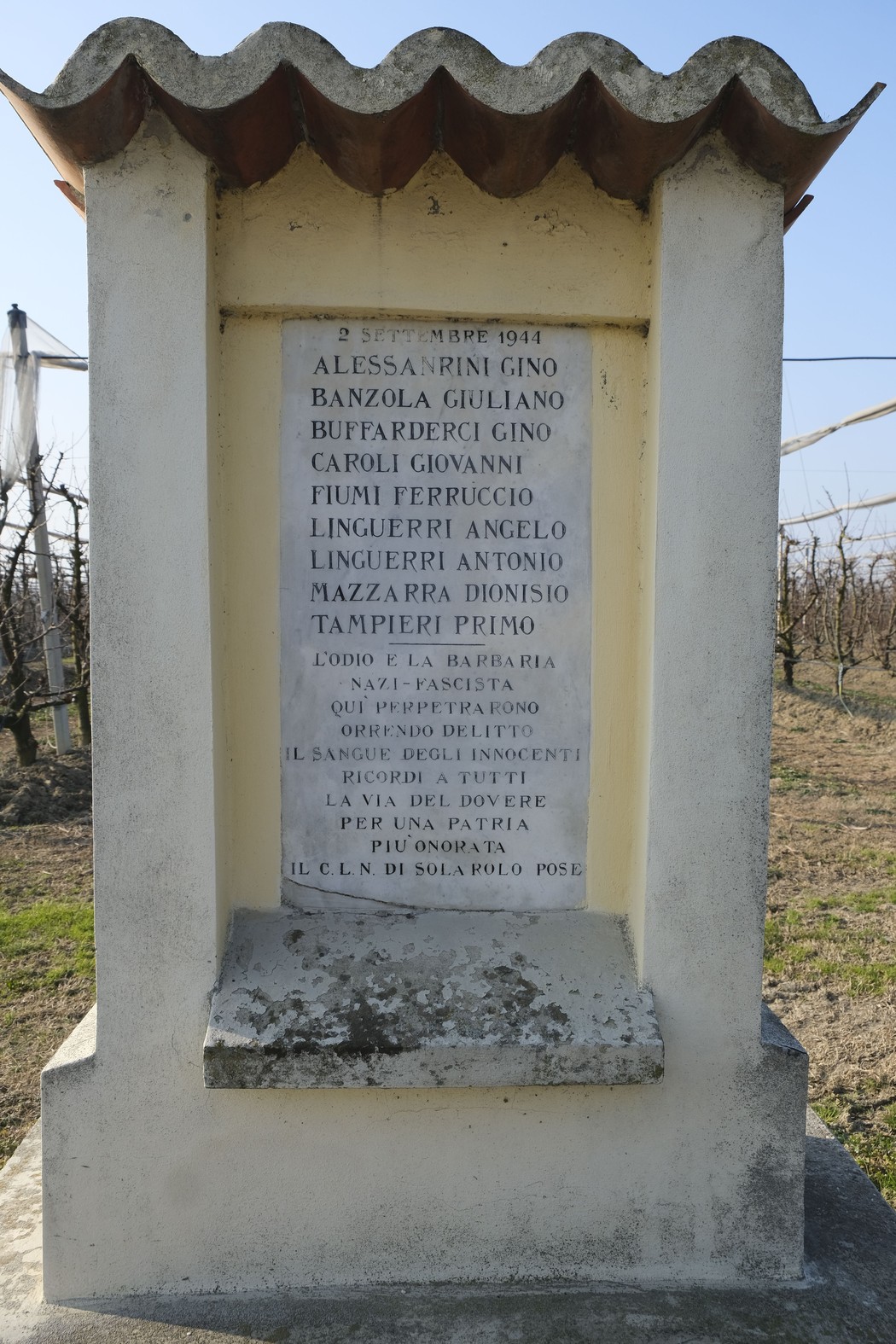 Lapide commemorativa dell'eccidio di Felisio, con nomi di vittime di eventi storici.