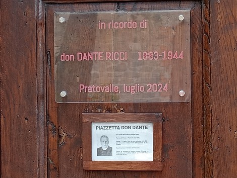 Lapide commemorativa dedicata a don Dante Ricci, situata a Pratovalle, luglio 2024.