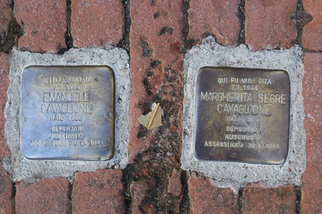 Pietre d’inciampo dedicate a Emanuele Cavaglione e Margherita Segre, simbolo della memoria storica.