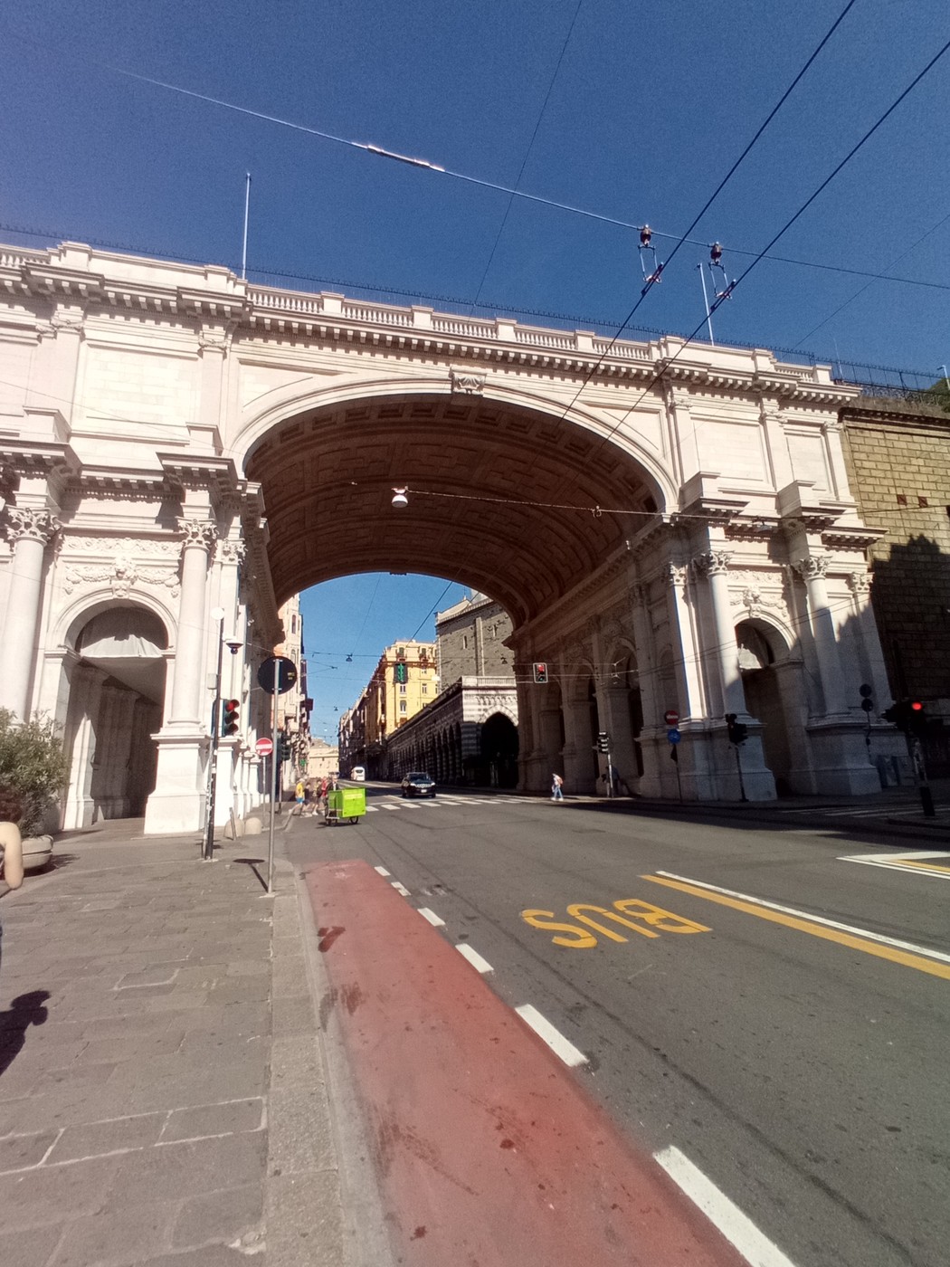 Veduta del Sacrario del Ponte Monumentale, architettura monumentale con arcate e strada sottostante.