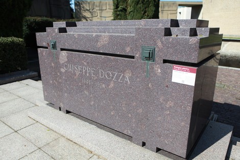 Monumento Ossario dei caduti partigiani, struttura in pietra scura con iscrizioni commemorative.