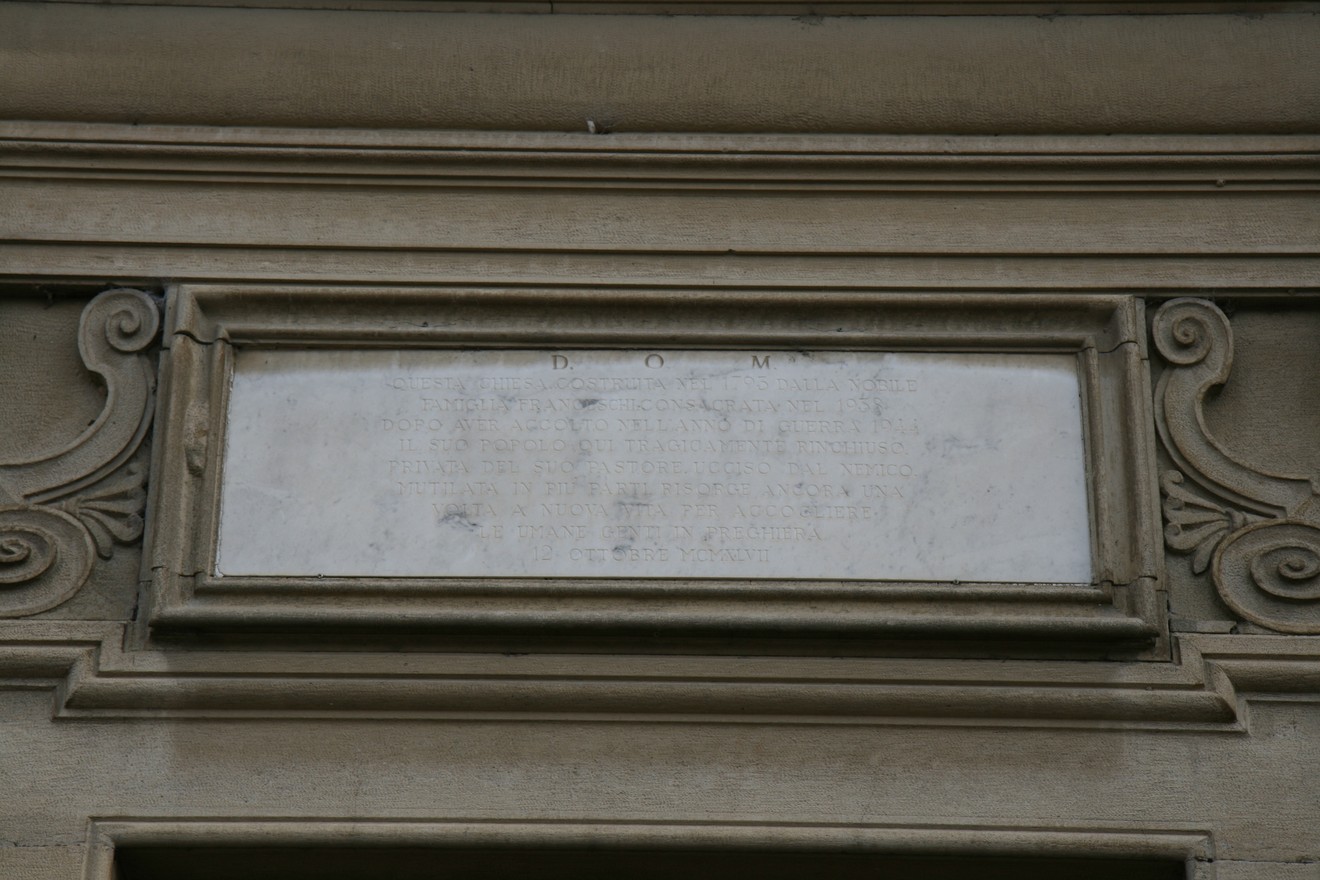 Lapide storica della chiesa di Partina, decorata con elementi architettonici.