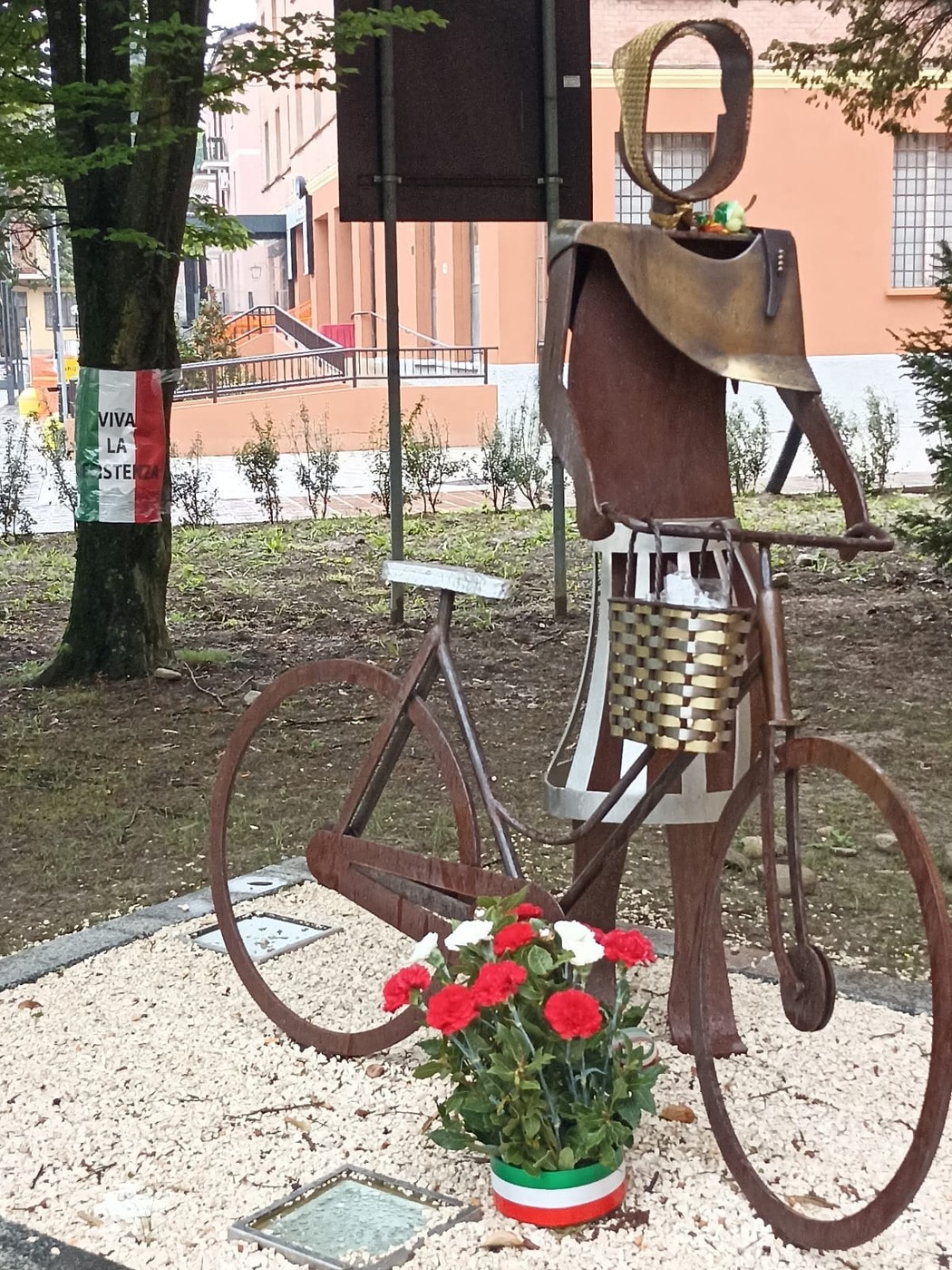 Monumento alle staffette partigiane di Monteveglio, raffigurante una figura stilizzata su una bicicletta.