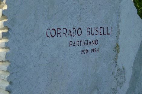 Cippo commemorativo dedicato a Corrado Buselli, partigiano, e alla sua memoria.