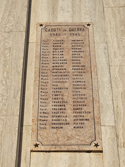Lapide commemorativa dedicata ai Caduti di Porto Tolle, con nomi e date dal 1940 al 1945.