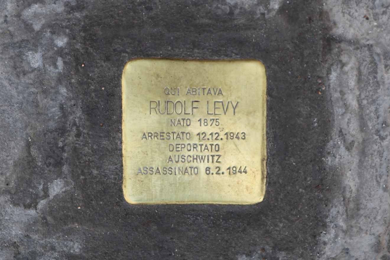 Pietra d'inciampo dedicata a Rudolf Levy, deportato ad Auschwitz e assassinato nel 1944.