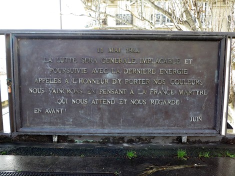 Lapide del Pont du Garigliano che ricorda eventi storici del 11 maggio 1944, con citazioni di ispirazione patriottica.