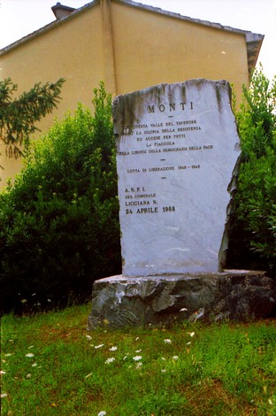 Monumento alla Resistenza di Monti, commemorazione della lotta per la libertà e della memoria storica.