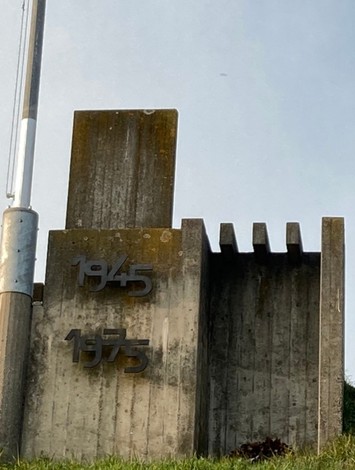 Monumento commemorativo che celebra lo sfondamento della linea del Senio, avvenuto nel 1945.