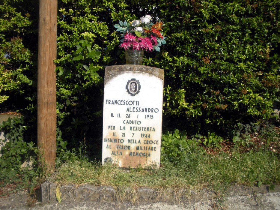 Cippo commemorativo dedicato ad Alessandro Francescotti, caduto per la Resistenza nel 1944.
